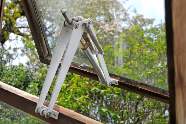 Automatic greenhouse vents