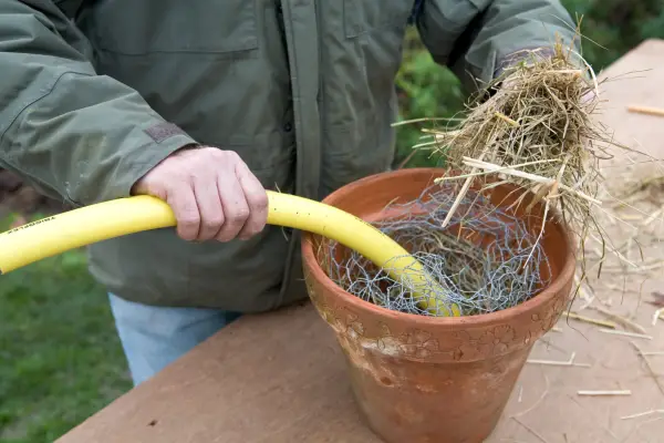 Making a bumblebee pot