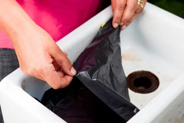 Covering the drainage hole