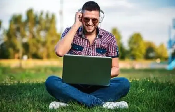 Mladá žena na notebooku sa smeje