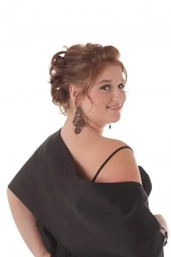 https://cf.ltkcdn.net/plussize/images/slide/211348-567x850-Elegant-Updo.webp