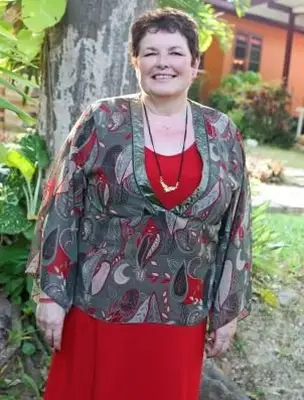 matka nevesty červené šaty