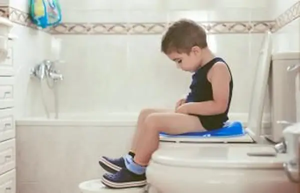 Garçon assis sur un pot de chaises