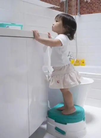 Enfant debout sur le pot