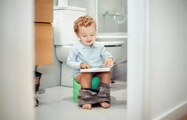 Enfant assis sur une chaise pot