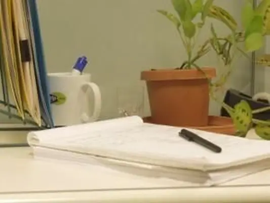 Un blocco note sulla scrivania dell'ufficio