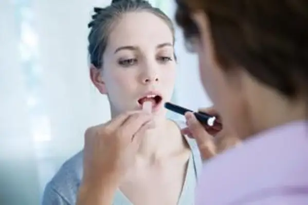 kobieta poddana badaniu gardła