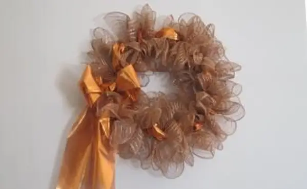 Wie man dekorative Netzbandkränze herstellt