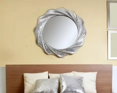 Cómo pintar un marco de espejo plateado