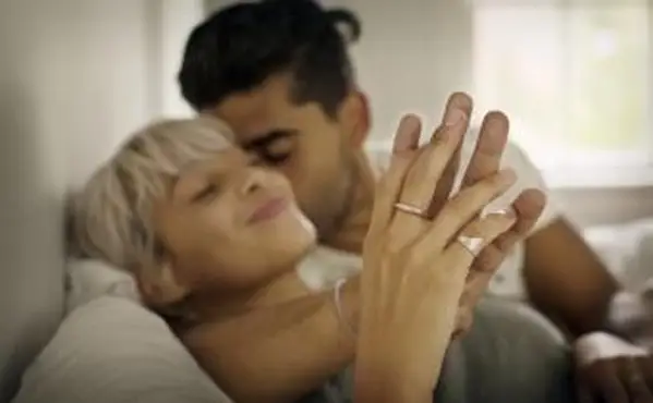 Bague de promesse portée à la main droite