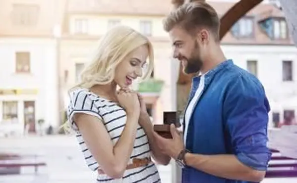 약속 반지와 사랑에 빠진 커플