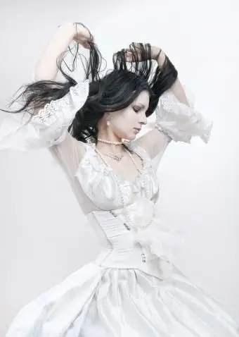 https://cf.ltkcdn.net/teens/images/slide/171830-538x804-white-goth-wedding-dress.webp
