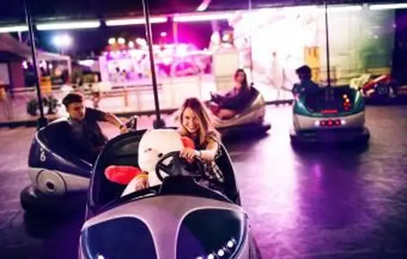 バンパーカーの10代の若者