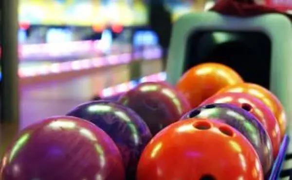 ボウリング場のボウリング球が並んでいます