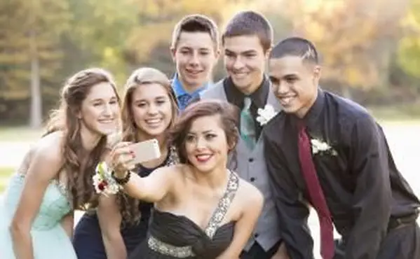 무도회 전에 휴대 전화로 셀카를 복용하는 청소년