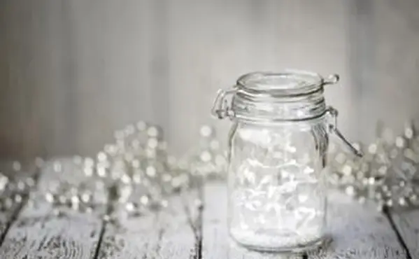 Luzes de fadas em um frasco de vidro como decoração de baile