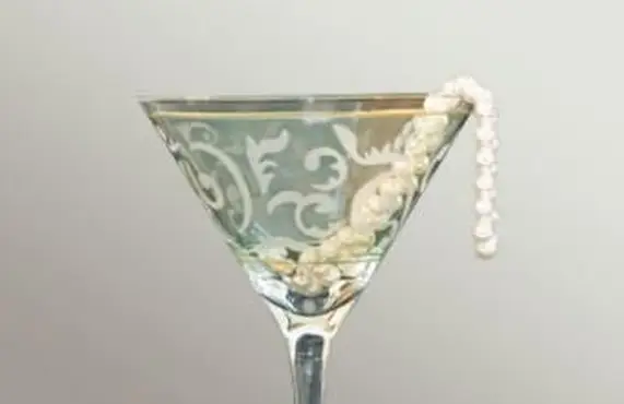 Coquetel e cordão de pérolas na decoração do baile