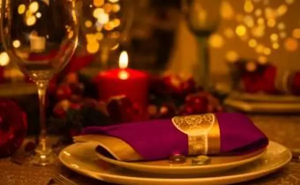 Cenário de mesa em tons de joia para baile