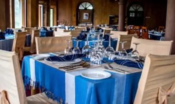 Mesa totalmente posta para o baile