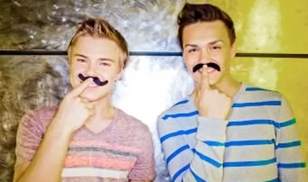 가짜 콧수염을 입고 두 젊은이