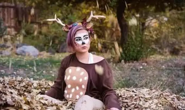 사슴 옷을 입은 소녀