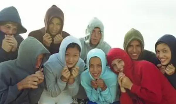 후드 티를 입고 십대