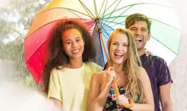 우산 아래 행복 친구