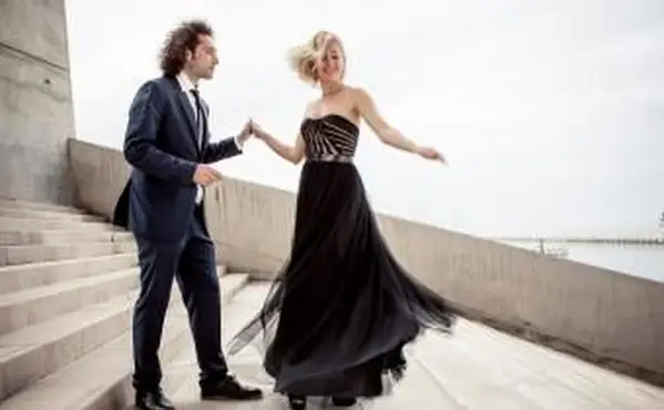 Couple dansant sur les marches du musée