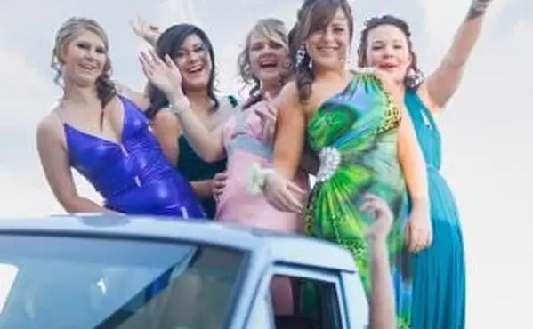 Filles saluant à l'arrière du pick-up