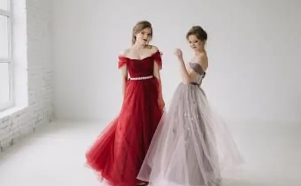 Deux femmes dansant en salle blanche