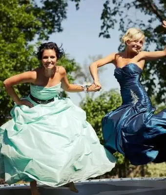 sauter sur le trampoline dans les robes de bal