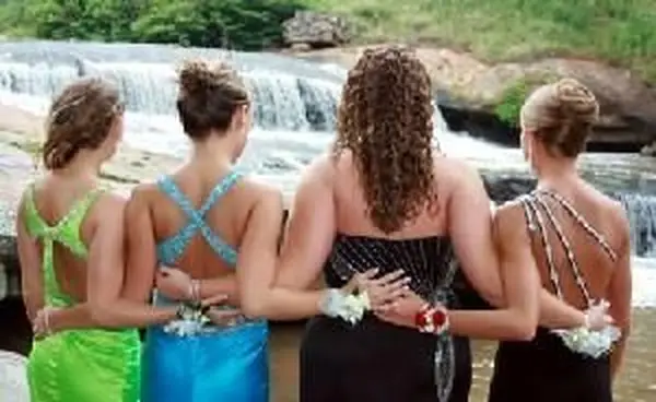 Tipy, ako si navrhnúť vlastné plesové šaty