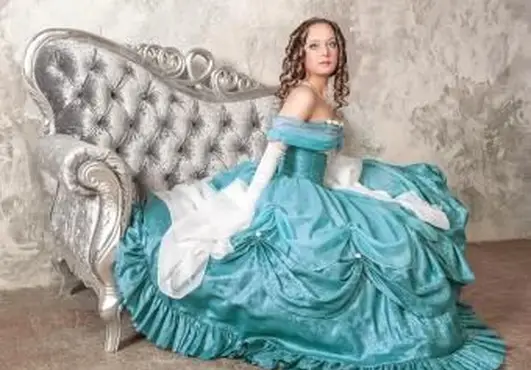 donna in abito medievale sul divano