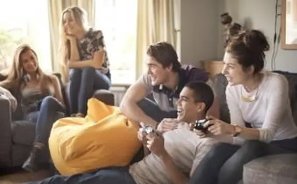 Adolescentes jogando videogame