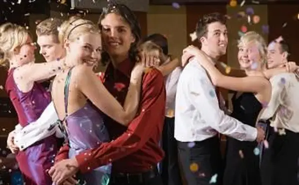 https://cf.ltkcdn.net/teens/images/slide/242260-850x566-teens-at-homecoming-dance.webp