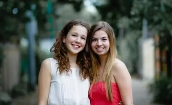 https://cf.ltkcdn.net/teens/images/slide/242253-850x566-two-girls-in-homecoming-dresses.webp