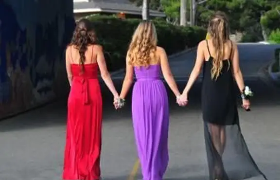 https://cf.ltkcdn.net/teens/images/slide/242254-850x590-three-girls-holding-hands.webp