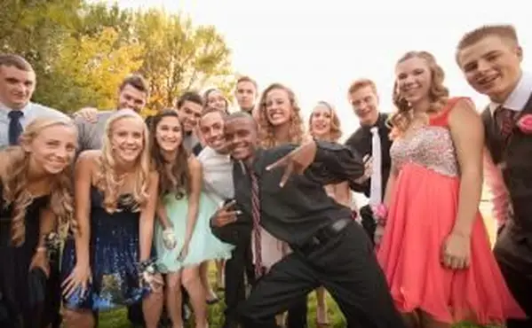 https://cf.ltkcdn.net/teens/images/slide/242257-850x567-teenagers-smiling-before-dance.webp