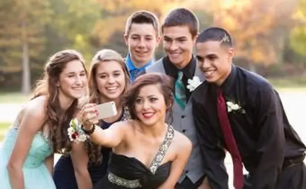 Ideias fofas de fotos para o baile de boas-vindas para amigos tirarem juntos