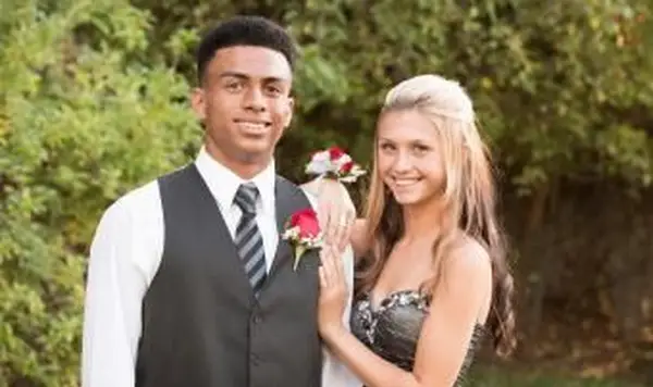 Casal adolescente sorrindo antes do baile