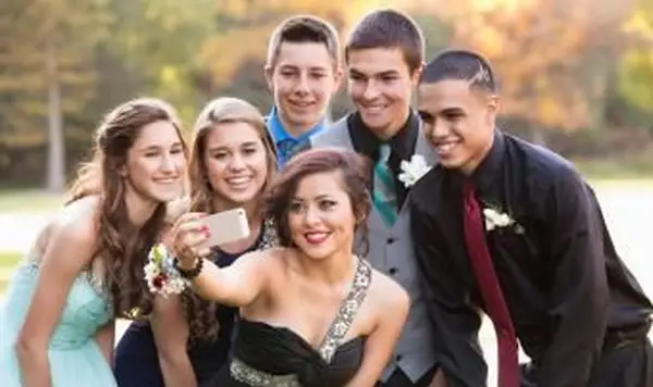 Adolescentes tirando selfie antes do baile