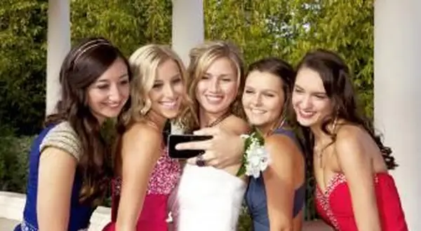 Dospievajúce dievčatá z plesu, ktoré sa fotografujú pomocou mobilného telefónu