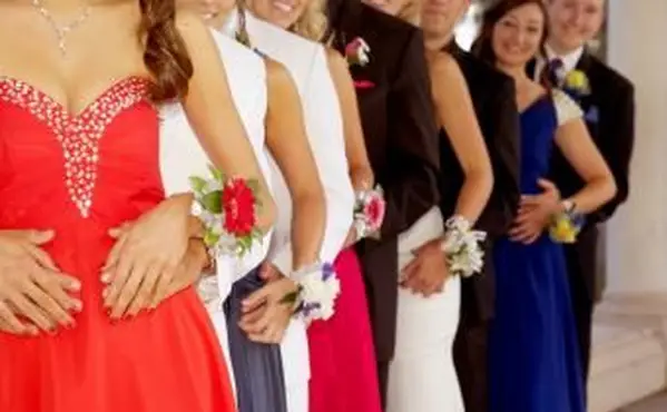 Tínedžeri sú pripravení na ples v rade