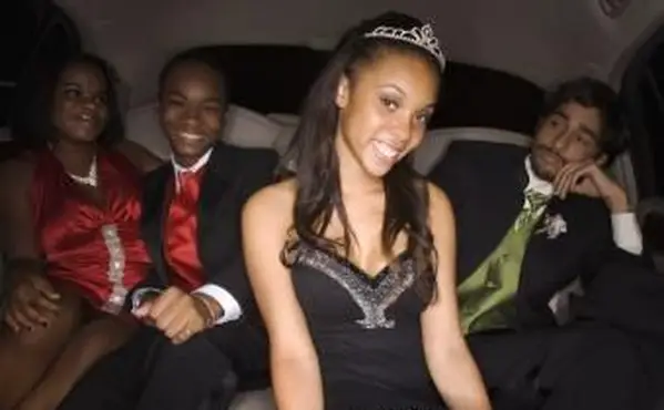 Tínedžeri v limuzíne