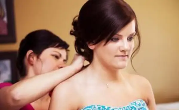 Mama pomáha dcére s plesovým náhrdelníkom