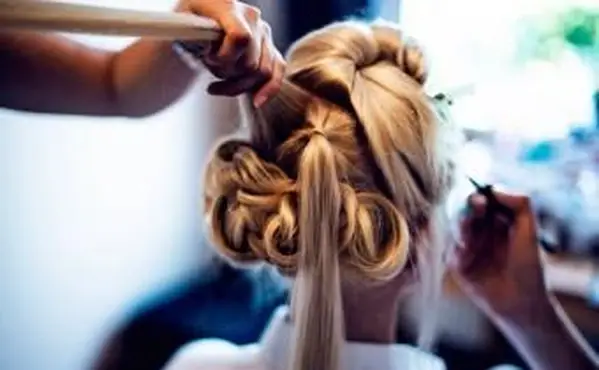 Kaderníčka a kozmetička testujúca kozmetické štýly