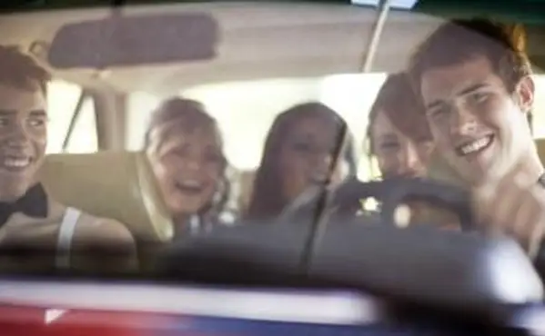 Tínedžeri jazdiaci na spoločenskom oblečení