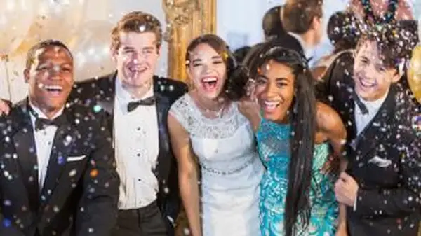 Teens haben Spaß beim Abschlussball