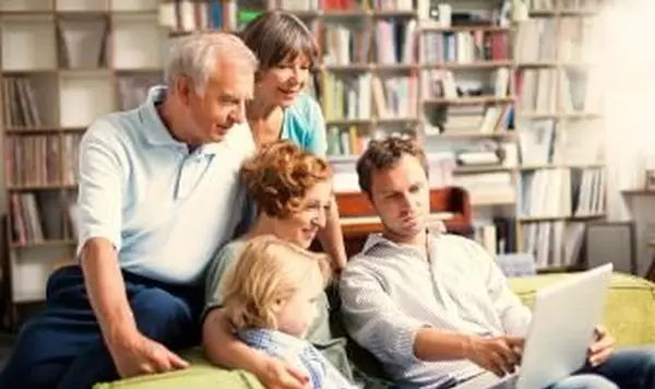 Familia en casa en la computadora