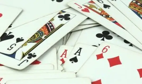 Adivinación con naipes
